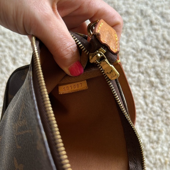 Classic Louis Vuitton Monogram Pochette - Picture 3 of 12